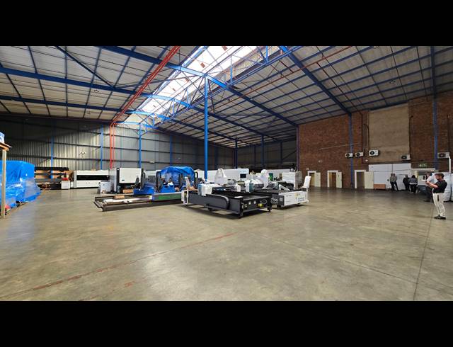 2,170M² WAREHOUSE TO LET IN SPARTAN